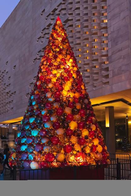 Grande árvore de natal feita de bolas de vidro feitas por sopradores de