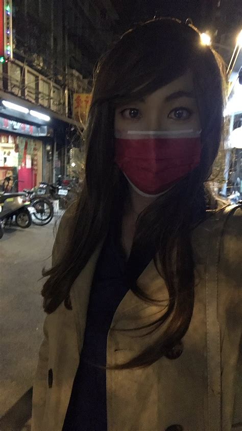 Ella 小薰 On Twitter 晚上好奇去龍山寺看看傳說中的遊民、阿伯、流鶯、警察⋯真的果不其然都會很多雙眼睛盯著，和靠很近打量我，好不自然，只能躲進巷子，等會兒回車上⋯