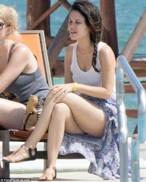 Rachel Bilson Shows Off Toned Figure In Skimpy Bandeau Bikini Daily Mail Online