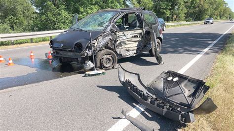 Unfall auf der Bundesstraße 72 Auto überschlägt sich in Großefehn