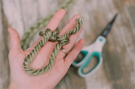 How To Make A Diy Finger Knit Garland With Chunky Yarn