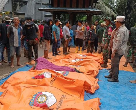 Sebanyak Orang Meninggal Akibat Tanah Longsor Di Tana Toraja