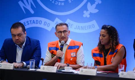 Comitiva do governo federal visita área atingida por chuva no Rio