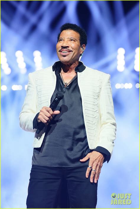 Lionel Richie Setlist For Tour Revealed After First Shows With