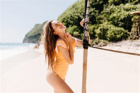 Modelo Feminino Bronzeado Em Xtase Dan Ando Na Selva Na Praia