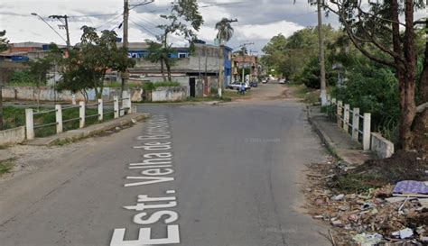 Caminhão bate em poste e tomba na Estrada Velha de Bonsucesso