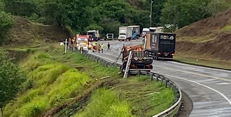 Acidente envolvendo caminhão que transportava gás cloroso deixa uma