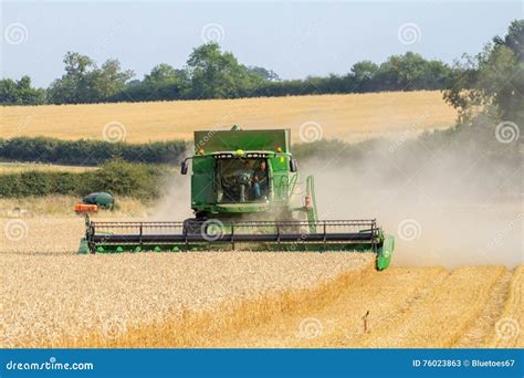 Modern 9780i Cts John Deere Combine Harvester Cutting Crops Corn Wheat