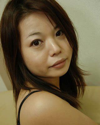 Asian MILF Mami Isoyama Undressing And Spreading Her Lower Lips In Close Up Porn Pictures XXX