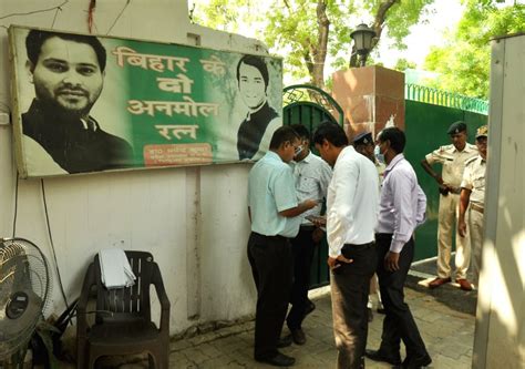 Cbi Officials And Police Presence Outside The Residence Of Former Bihar