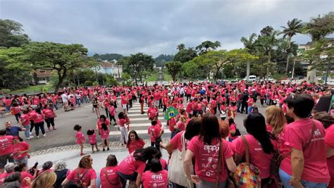 Tradicional caminhada do Outubro Rosa de Petrópolis retorna depois de