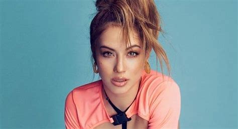 Flor Vigna se fue de vacaciones a Brasil y mostró su cuerpo en una micro bikini bordada