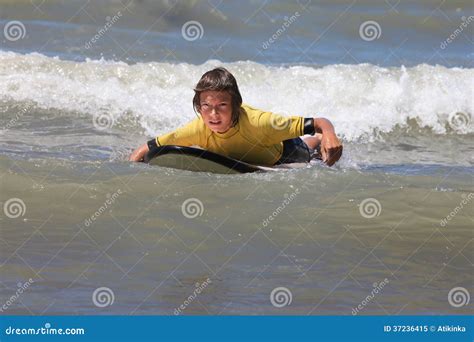 El Practicar Surf Del Muchacho Imagen De Archivo Imagen De Onda Agua