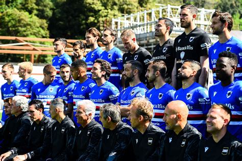 La Sampdoria In Posa Per La Foto Di Squadra U C Sampdoria