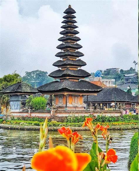 Danau Beratan Bali Bedugul dengan Pura Ulundanu yang indah