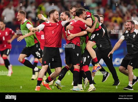 Georgien Feiert Den Sieg Ihrer Mannschaft Beim Gruppenspiel Der Uefa