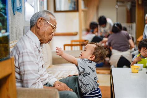 子どもと認知症高齢者は相性抜群！ デイホーム兼保育所「寄り合い所」の想定外の効能 コクリコ