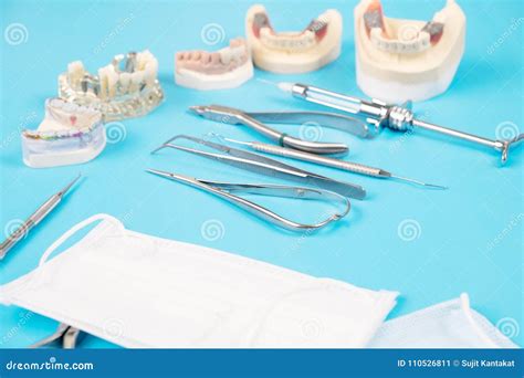 Herramientas Del Dentista Y Prosthodontic Imagen De Archivo Imagen De