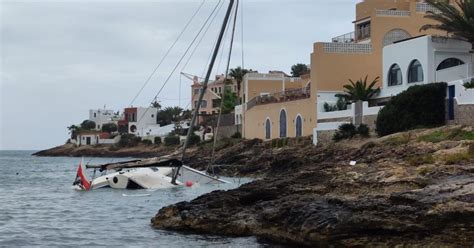 El Ayuntamiento de Ibiza reflotará el catamarán hundido en Talamanca y