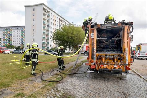 Feuerwehreinsatz in Chemnitz Müllauto gerät in Brand