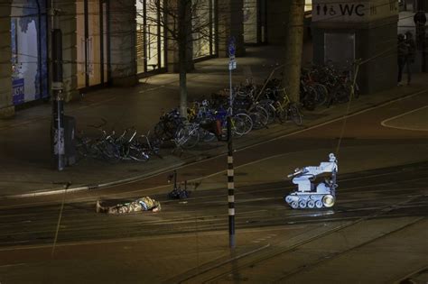 Dutch Police Arrest Gunman Ending Apple Store Hostage Situation Upi