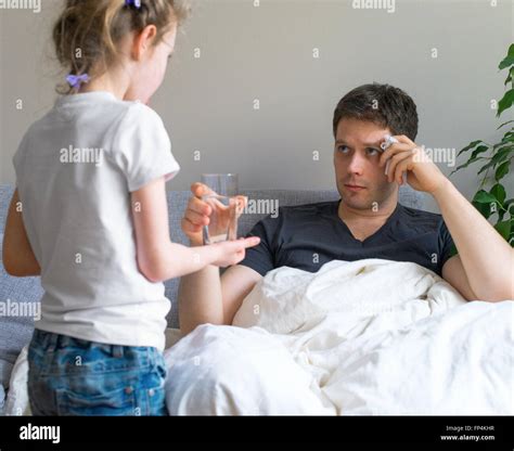 Petite Fille S Occuper De Son P Re Malade Photo Stock Alamy