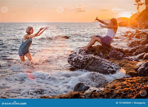 Deux Jeunes Filles Magnifiques S Amusent Se Baigner Dans La Mer Au