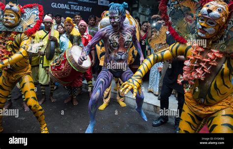 Kolkata El Estado Indio De Bengala Occidental El 29 De Julio 2015 Artistas Indios Pintados