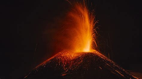 Italy S Mount Etna Spews Lava In Fresh Eruption Europe