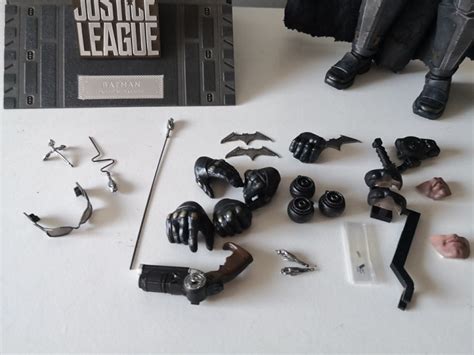 BATMAN TACTICAL BATSUIT VERSION Scale Figure MMS JUSTICE LEAGUE HOT TOYS Cawette Jones