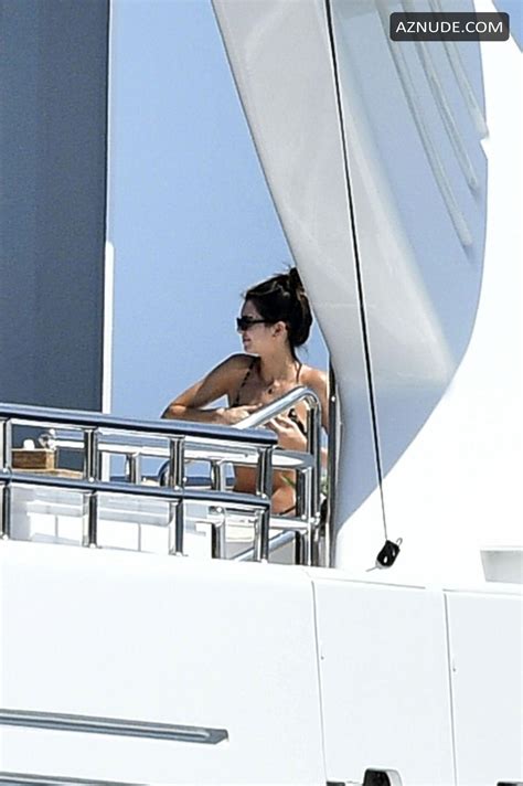 Kendall Jenner Sexy Shows Off Her Toned Bikini Body On Board A Yacht In Sardinia AZNude