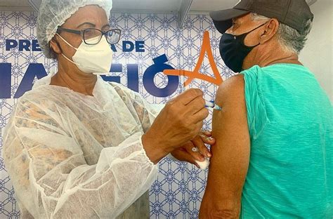 Maceió aplica 4ª dose da vacina contra Covid em idosos 80 anos ou