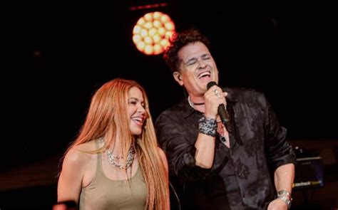 Shakira soprende a Carlos Vives en concierto por poderosa razón Fama