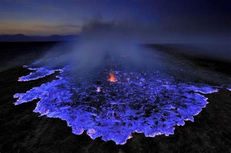 El insólito volcán que expulsa lava azul