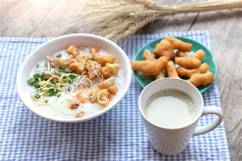 Comida De Breakfase Cerdo Picadito De Las Gachas De Avena Del Congee O