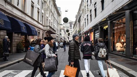 Via Monte Napoleone A Milano Supera La Fifth Avenue Di New York La