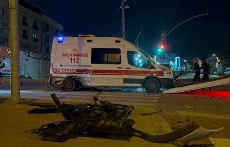 Hasta taşıyan ambulans ile otomobil çarpıştı yaralılar var Asayiş