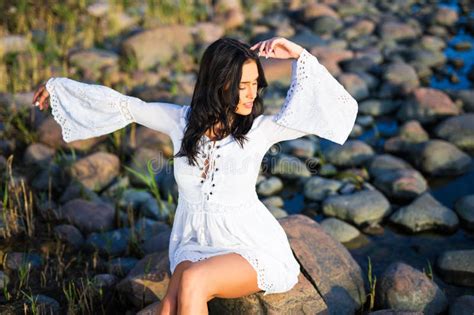 Retrato De La Mujer Hermosa Joven En El Vestido Blanco En La Playa