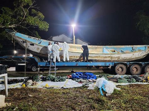 Barco Corpos Pf Acredita Que Ao Menos Pessoas Estavam Na