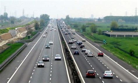 Contromano In Autostrada Urta Unaltra Auto Con Famiglia A Bordo