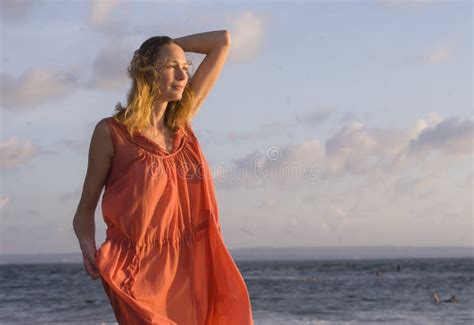 Jeune Belle Et Fascinante Femme Blonde Heureuse Posant Aussi à La Plage Portant Le Sentiment Gai