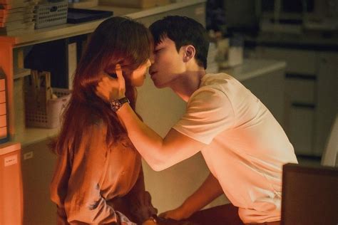 Jung Ryeo Won y Wi Ha Joon están a punto de besarse en pósters para