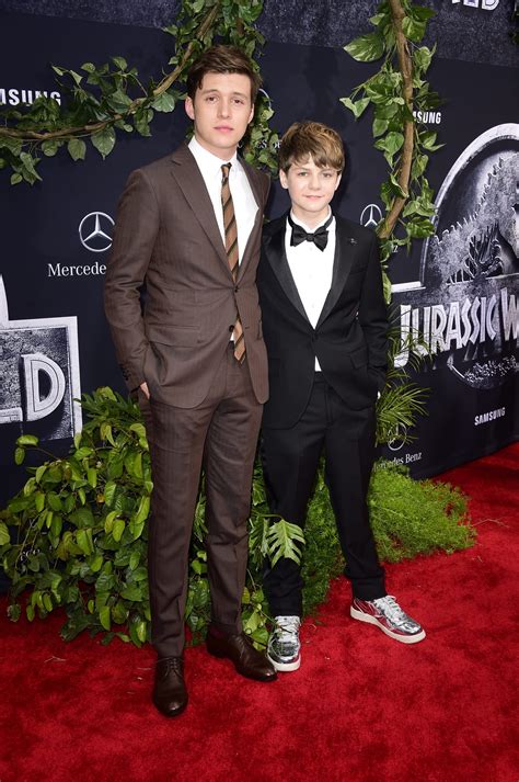 Nick Robinson Y Ty Simpkins Posan En El Estreno De Jurassic World