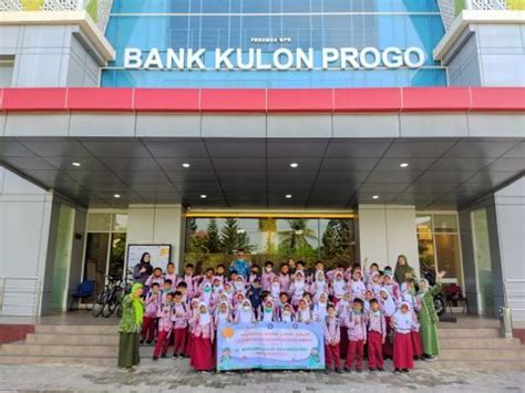 Kunjungan Literasi Keuangan Siswa SD Muhammadiyah Kedunggong Bank