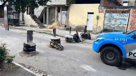 pmerj on Twitter PolíciaMilitar remove barricadas da comunidade da