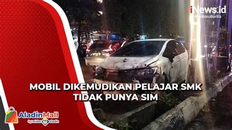 Hujan Dan Diduga Hilang Kendali Minibus Ringsek Tabrak Median Jalan Di