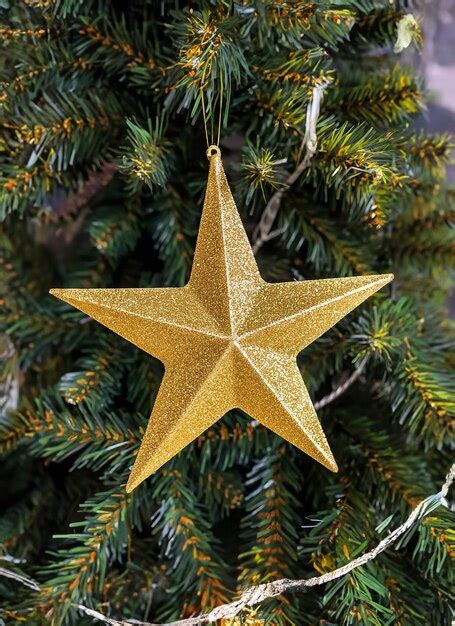 Decoración navideña de cinco estrellas doradas para brujas en el árbol