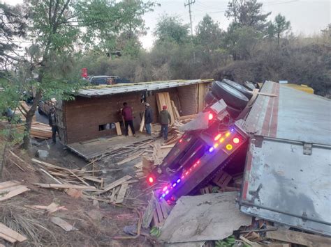 Vuelca camión cargado con varias toneladas de fruta en la carretera