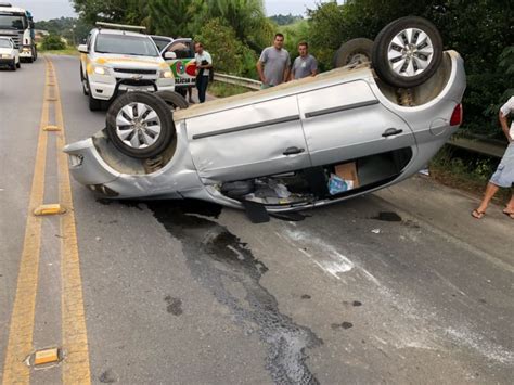 Ve Culo Capota Ap S Colidir Em Carga Que Caiu De Caminh O Melhores