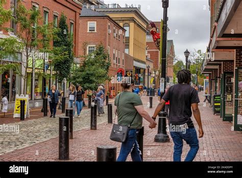 Salem Massachusetts Usa September 3 2022 People Walking And Shoping Down A Pedestrian Only